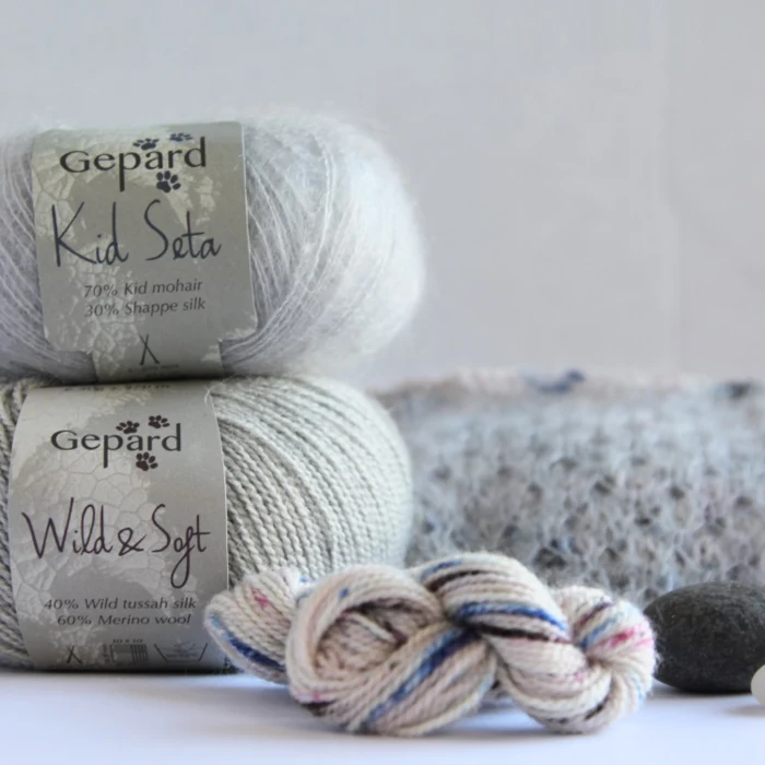 Håndfarvet Wild & Soft LAVA med speckles af cerise, kobolt og mørkebrun