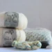 Håndfarvet Wild & Soft EARTH & SKY i grønne / turkise nuancer og speckles af karry